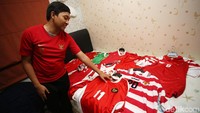 Budi awalnya senang mengoleksi jersey klub favoritnya, Arsenal. Tapi, sejak sebuah acara amal untuk mantan pemain Timnas pada tahun 2010, Budi banting setir menjadi kolektor kaus orisinal Indonesia.