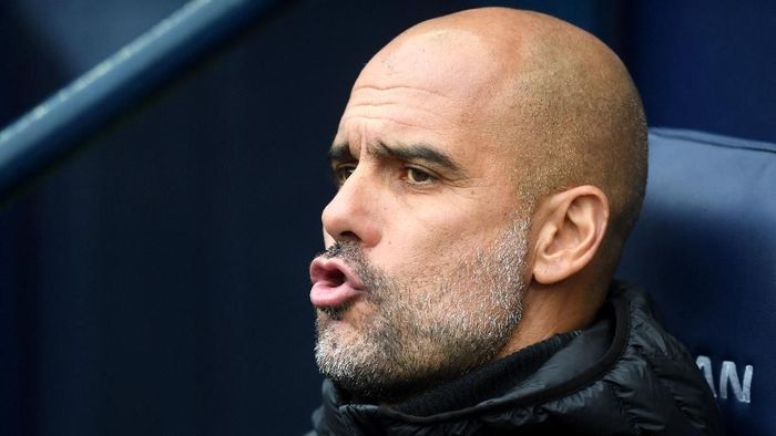 Pep Guardiola kritik performa Manchester City di babak pertama lawan Aston Villa. (Foto: Michael Regan/Getty Images)