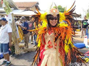 Uniknya Kostum Peserta Paralayang dalam Fly Festival di Sumedang
