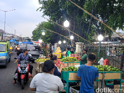 PKL di Trotoar Kramat Jati Akan Ditertibkan, Pemkot Jaktim: Itu Liar!