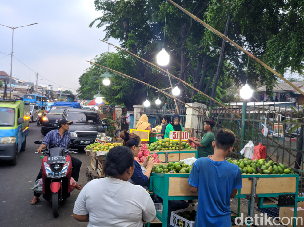 Curhat Warga soal PKL di Kramat Jati: Jangankan Mobil, Orang Saja Susah Jalan! Curhat Warga soal PKL di Kramat Jati: Jangankan Mobil, Orang Saja Susah Jalan!