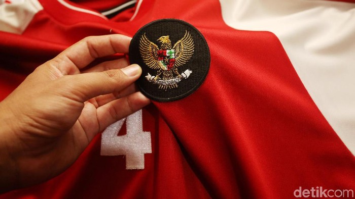Budi Frastio mengoleksi jersey orisinal Timnas Indonesia dari berbagai zaman. Kini, dia sedang menanti kiriman jersey Timnas Indonesia U-20 yang bertanding di Piala Dunia 1979.