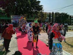 Mahasiswa Ponorogo Peragaan Busana dari Bahan Daur Ulang