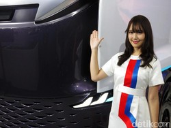 Senyum Manis Gadis Jepang di Tokyo Motor Show