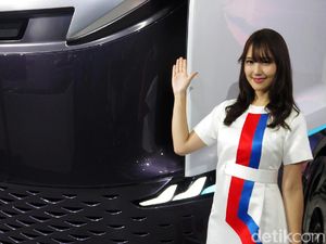 Senyum Manis Gadis Jepang di Tokyo Motor Show Senyum Manis Gadis Jepang di Tokyo Motor Show