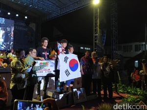 Penutupan Kejuaraan Paralayang Internasional Dimeriahkan Gubernur Jabar Penutupan Kejuaraan Paralayang Internasional Dimeriahkan Gubernur Jabar