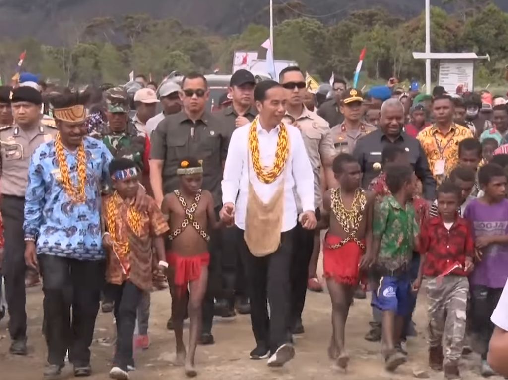 Kunjungan ke Papua, Jokowi Pakai Noken