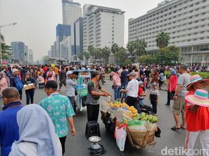 PKL di CFD Bundaran HI Jualan di Tengah Jalan, Masyarakat Terganggu