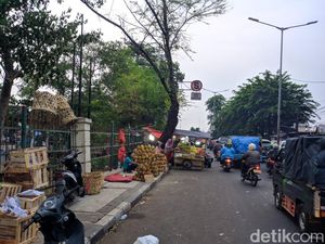 Pak Anies! Tolong Tertibkan PKL di Jl Raya Bogor Kramat Jati yang Bikin Macet Pak Anies! Tolong Tertibkan PKL di Jl Raya Bogor Kramat Jati yang Bikin Macet