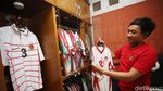 Melihat Jersey Timnas Indonesia Koleksi Budi Frastio