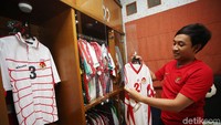 Budi Frastio menunjukkan jersey orisinal Timnas Indonesia yang dikoleksinya.