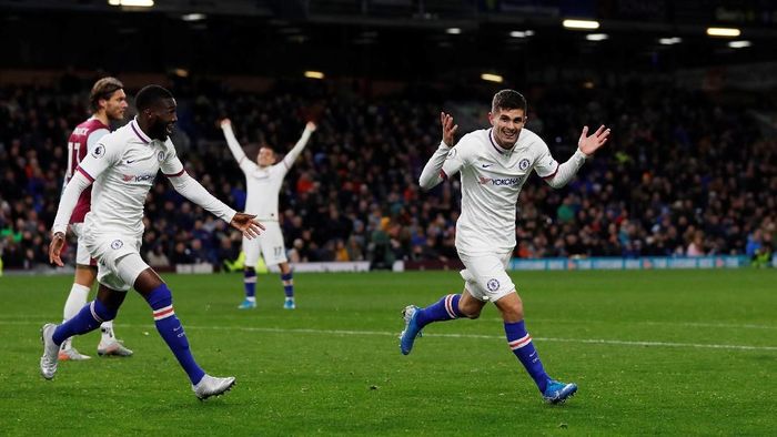 Pemain Chelsea Christian Pulisic (kanan) merayakan gol ketiganya ke gawang Burnley. (Foto: Lee Smith/Reuters)