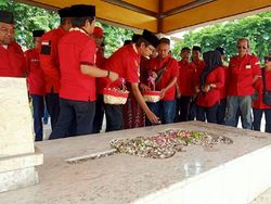 Ziarah ke Makam WR Soepratman, PDIP Surabaya Kenang Kisah Bung Karno