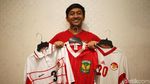 Melihat Jersey Timnas Indonesia Koleksi Budi Frastio