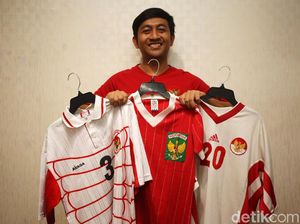 Melihat Jersey Timnas Indonesia Koleksi Budi Frastio Melihat Jersey Timnas Indonesia Koleksi Budi Frastio