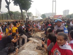 Kapolda Metro hingga Anies Bakar Batu Dekat Monumen Pembebasan Irian Barat Kapolda Metro hingga Anies Bakar Batu Dekat Monumen Pembebasan Irian Barat