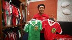 Melihat Jersey Timnas Indonesia Koleksi Budi Frastio