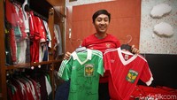 Kini, dia sedang menanti kiriman jersey Timnas Indonesia U-20 yang bertanding di Piala Dunia 1979. 