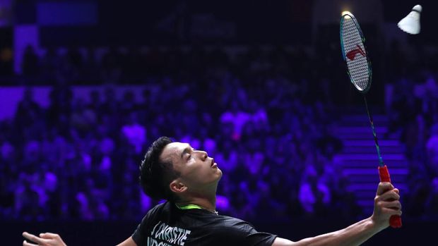 Jonatan Christie mendapat perlawanan ketat dari Shesar Hiren Rhustavito.