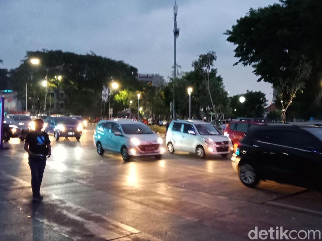 Karnaval Kendaraan Listrik Selesai, Jl Sudirman Jakarta Mulai Dibuka Karnaval Kendaraan Listrik Selesai, Jl Sudirman Jakarta Mulai Dibuka