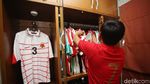 Melihat Jersey Timnas Indonesia Koleksi Budi Frastio