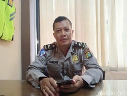 Polisi Tes Urine Pengendara Mobil yang Seruduk Apotek Senopati