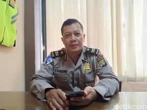 Polisi Tes Urine Pengendara Mobil yang Seruduk Apotek Senopati Polisi Tes Urine Pengendara Mobil yang Seruduk Apotek Senopati