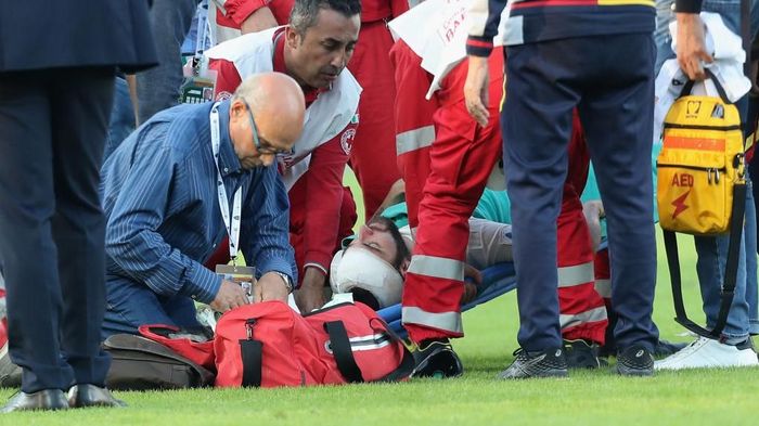 Gonzalon Higuain mendapatkan cedera di kepala saat menghadapi Lecce (Foto: Maurizio Lagana/Getty Images) Gonzalon Higuain mendapatkan cedera di kepala saat menghadapi Lecce (Foto: Maurizio Lagana/Getty Images)