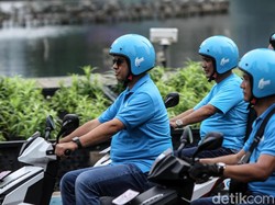 Anies Ikut Konvoi Kendaraan Listrik di Jakarta Naik Gesits
