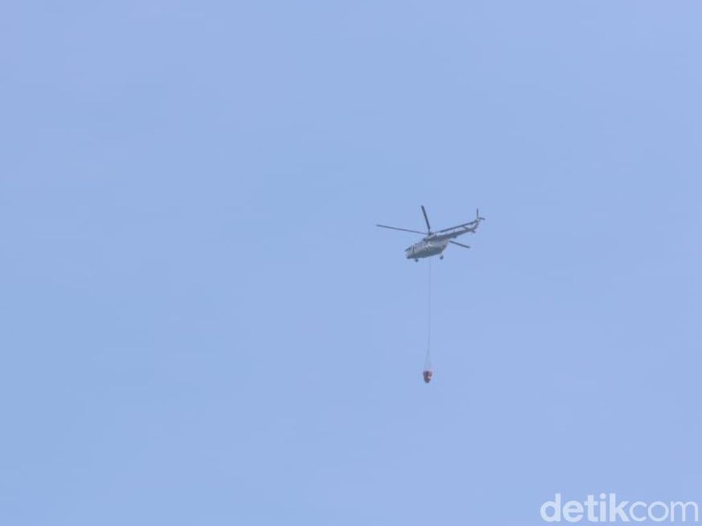 Begini Teknis Pemadaman Api dengan Helikopter Water Bombing di Banyuwangi