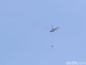 Begini Teknis Pemadaman Api dengan Helikopter Water Bombing di Banyuwangi Begini Teknis Pemadaman Api dengan Helikopter Water Bombing di Banyuwangi