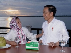 Saat Jokowi Menikmati Senja Bareng Iriana di Taman Kota Kaimana