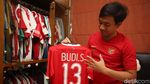 Melihat Jersey Timnas Indonesia Koleksi Budi Frastio