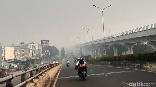 Potret Jembatan Ampera Hilang Ditelan Kabut Asap