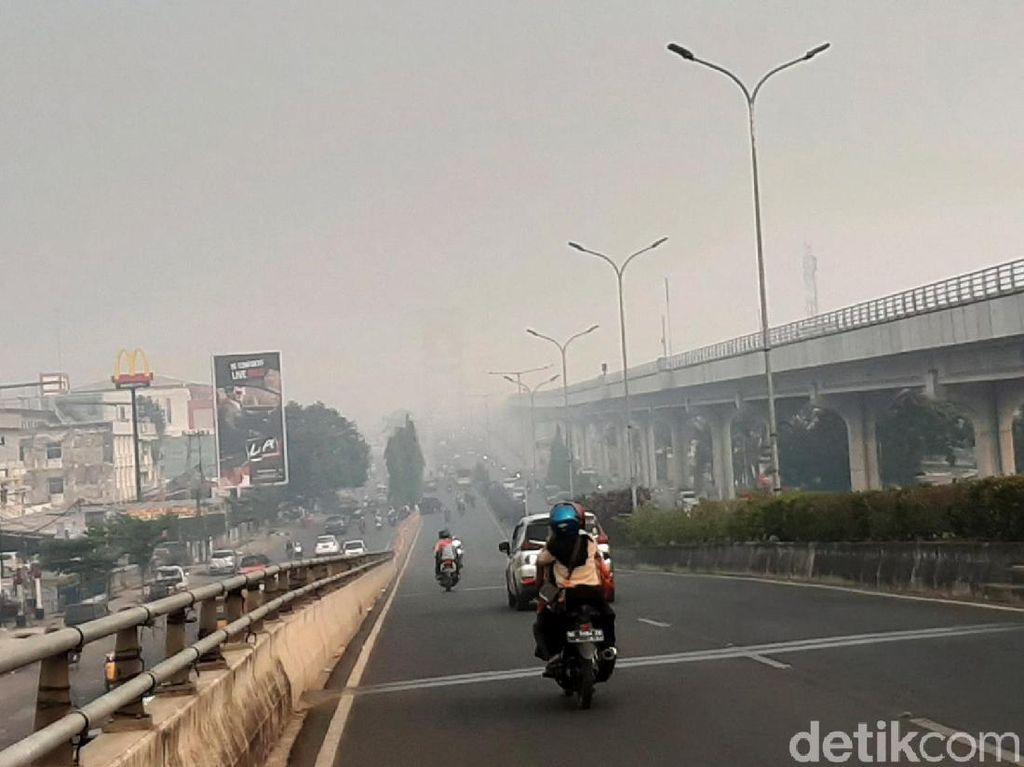 Potret Jembatan Ampera Hilang Ditelan Kabut Asap