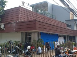 Polisi Masih Periksa Pengendara Mobil yang Tabrak Apotek Senopati