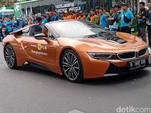 Karnaval Jakarta Langit Biru, Mobil hingga Bus Listrik Konvoi di Sudirman