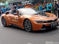 Karnaval Jakarta Langit Biru, Mobil hingga Bus Listrik Konvoi di Sudirman