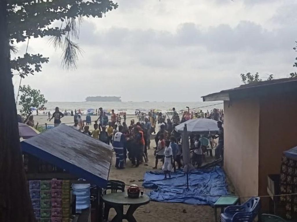 Kapal Wisata Terbalik di Pariaman Sumbar, 1 Tewas Kapal Wisata Terbalik di Pariaman Sumbar, 1 Tewas