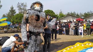 Pamer Kostum Nyentrik Peserta Festival Fly di Sumedang