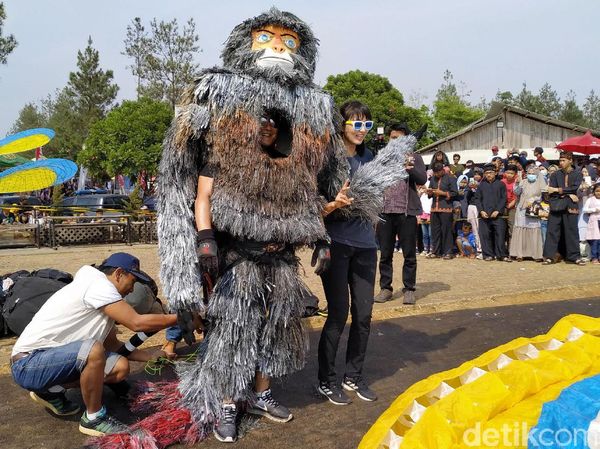 Pamer Kostum Nyentrik Peserta Festival Fly di Sumedang