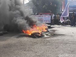 Tuntut Perppu KPK, Mahasiswa Unismuh Makassar Tutup Jalan dan Bakar Ban