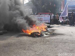 Tuntut Perppu KPK, Mahasiswa Unismuh Makassar Tutup Jalan dan Bakar Ban