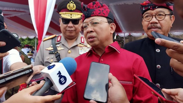 Gubernur Bali Wayan Koster menegur para siswa yang mengikuti upacara peringatan Hari Sumpah Pemuda. Banyak siswa yang duduk jongkok bahkan tidak berbaris rapi selama mengikuti upacara.