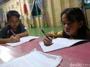 Sinar Lampu Terangi Anak-anak di Perbatasan RI Menuntut Ilmu