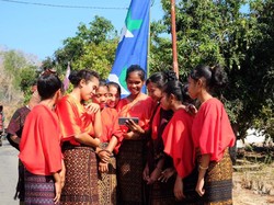 Panjat Pohon Demi WhatsApp Tinggal Kenangan