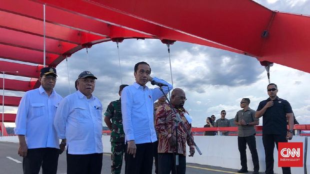 Jokowi Saat Meresmikan Jembatan Youtefa Yang Dia Sebut Sebagai Simbol Pembangunan Papua bertepatan dengan Hari Sumpah Pemuda.