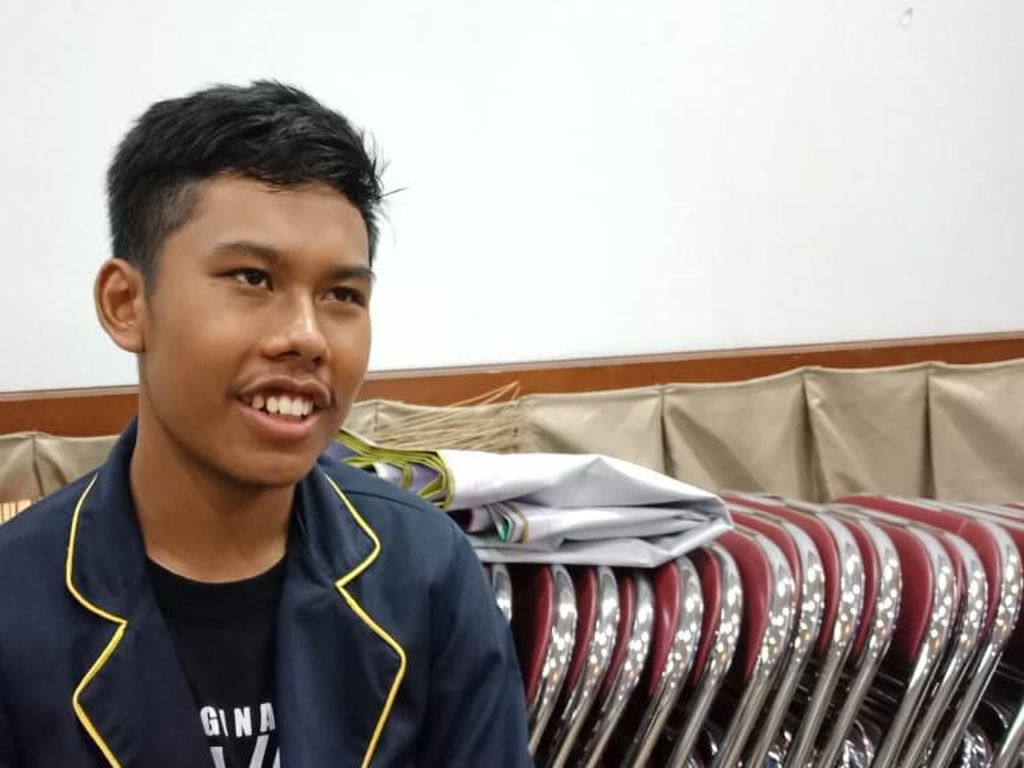 Febrian Bersuara Mirip Jokowi Stand Up Comedy di Sekolah, Siswa-Guru Ngakak Febrian Bersuara Mirip Jokowi Stand Up Comedy di Sekolah, Siswa-Guru Ngakak