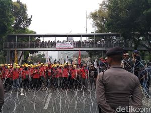 Massa KASBI dan Mahasiswa Mendekat ke Istana tapi Terhalang Kawat Berduri Massa KASBI dan Mahasiswa Mendekat ke Istana tapi Terhalang Kawat Berduri