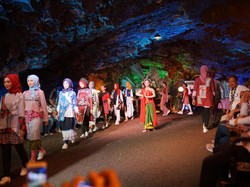 Unik dan Keren! Fashion Show Batik di Dalam Gua